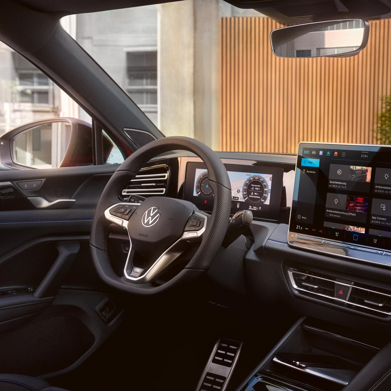 Vedere din interiorul modelului VW Tiguan cu perspectivă asupra afișajului de mari dimensiuni.