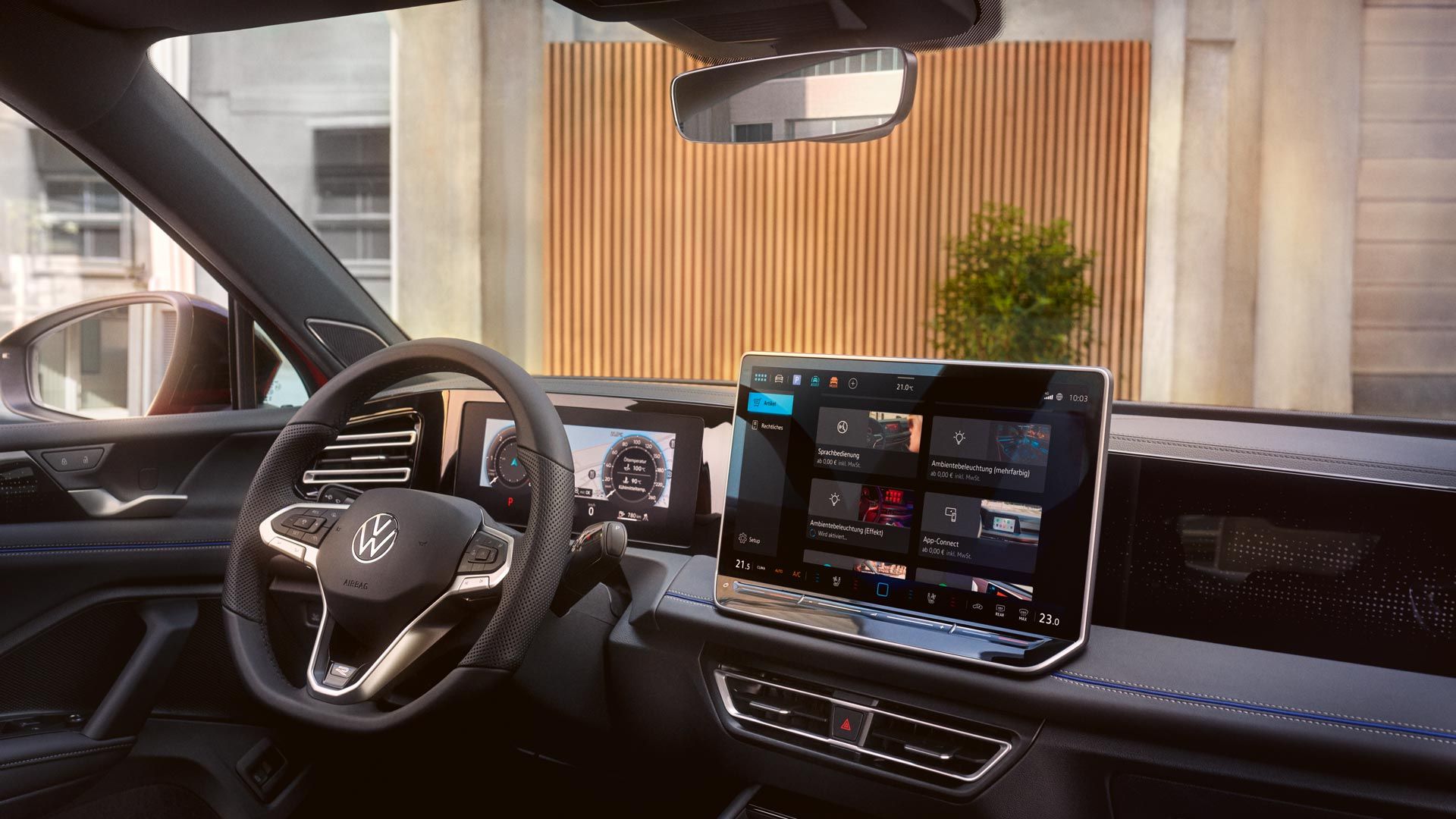 Vedere din interiorul modelului VW Tiguan cu perspectivă asupra afișajului de mari dimensiuni.