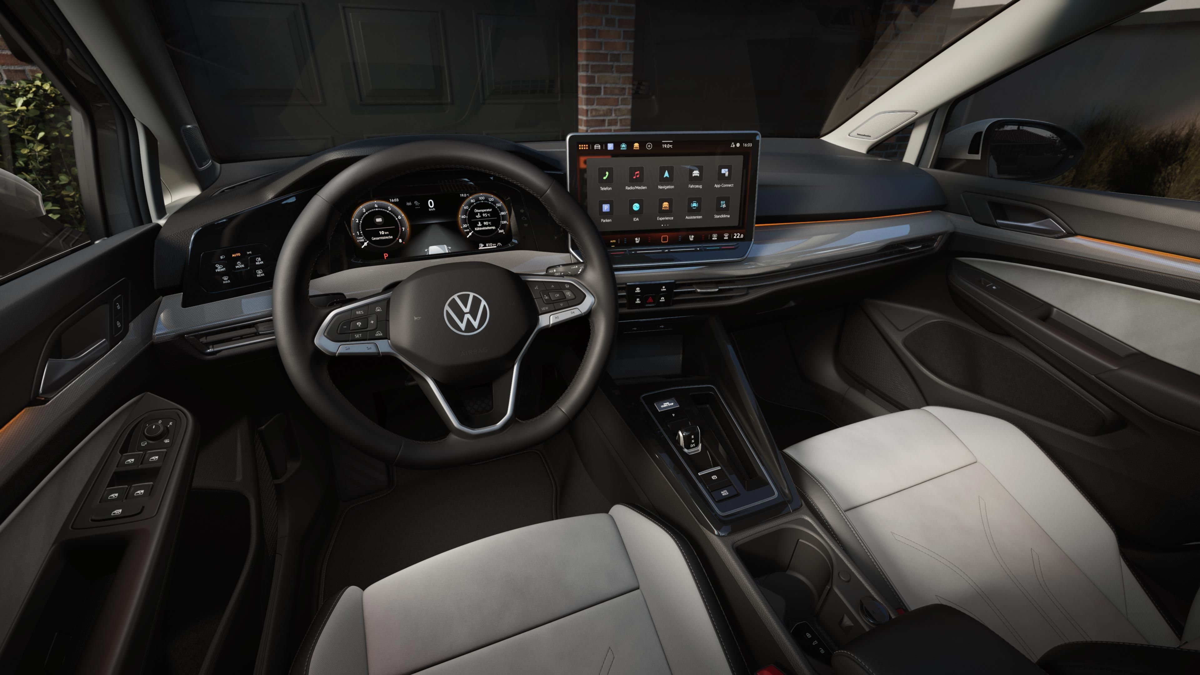 Vedere a părții din față a habitaclului modelului VW Golf alb din perspectiva șoferului. Atenția este concentrată asupra cockpitului digital. 