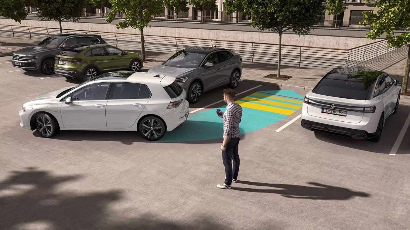 Un VW Golf alb folosește sistemul Park Assist Pro evidențiat vizual pentru a intra în parcare.