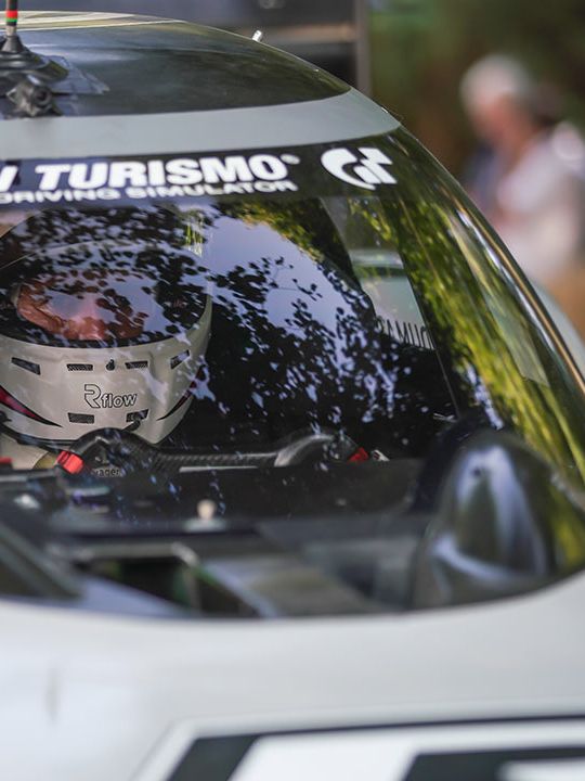 Romain Dumas în Cockpitul modelului Volkswagen ID.R la Goodwood Festival of Speed