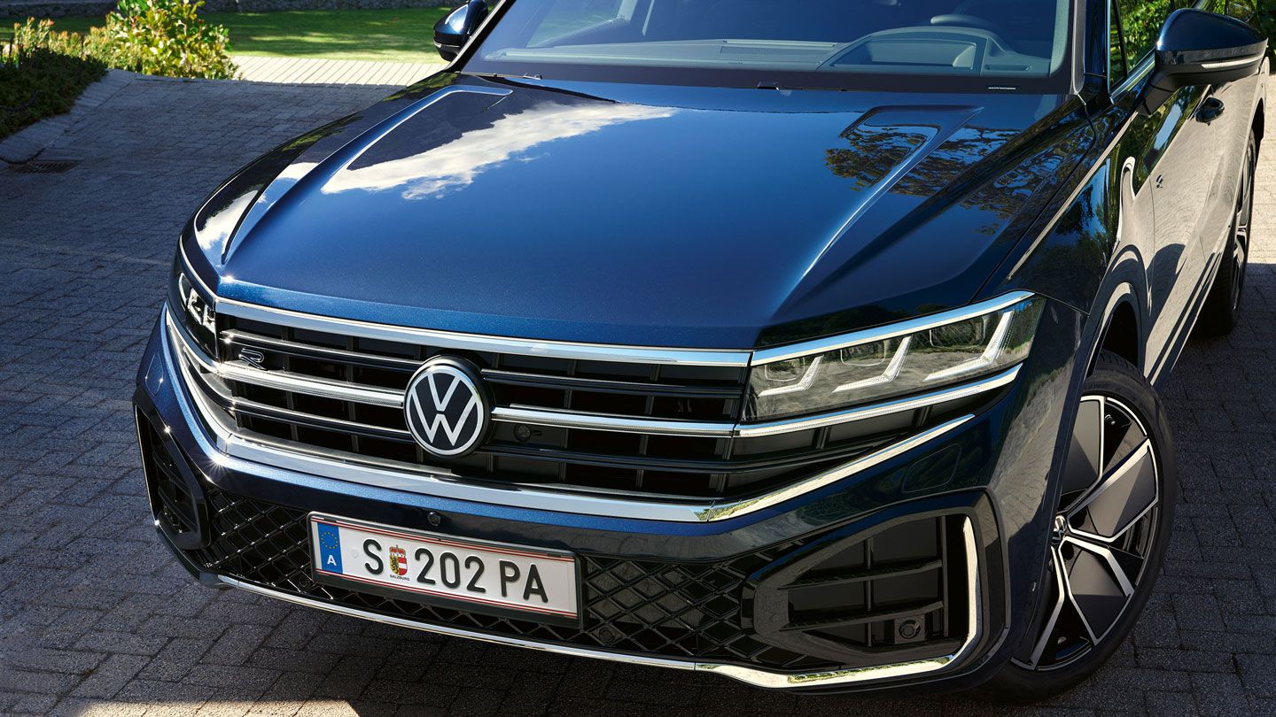 Vedere a părții frontale a modelului VW Touareg R-Line cu faruri HD Matrix.