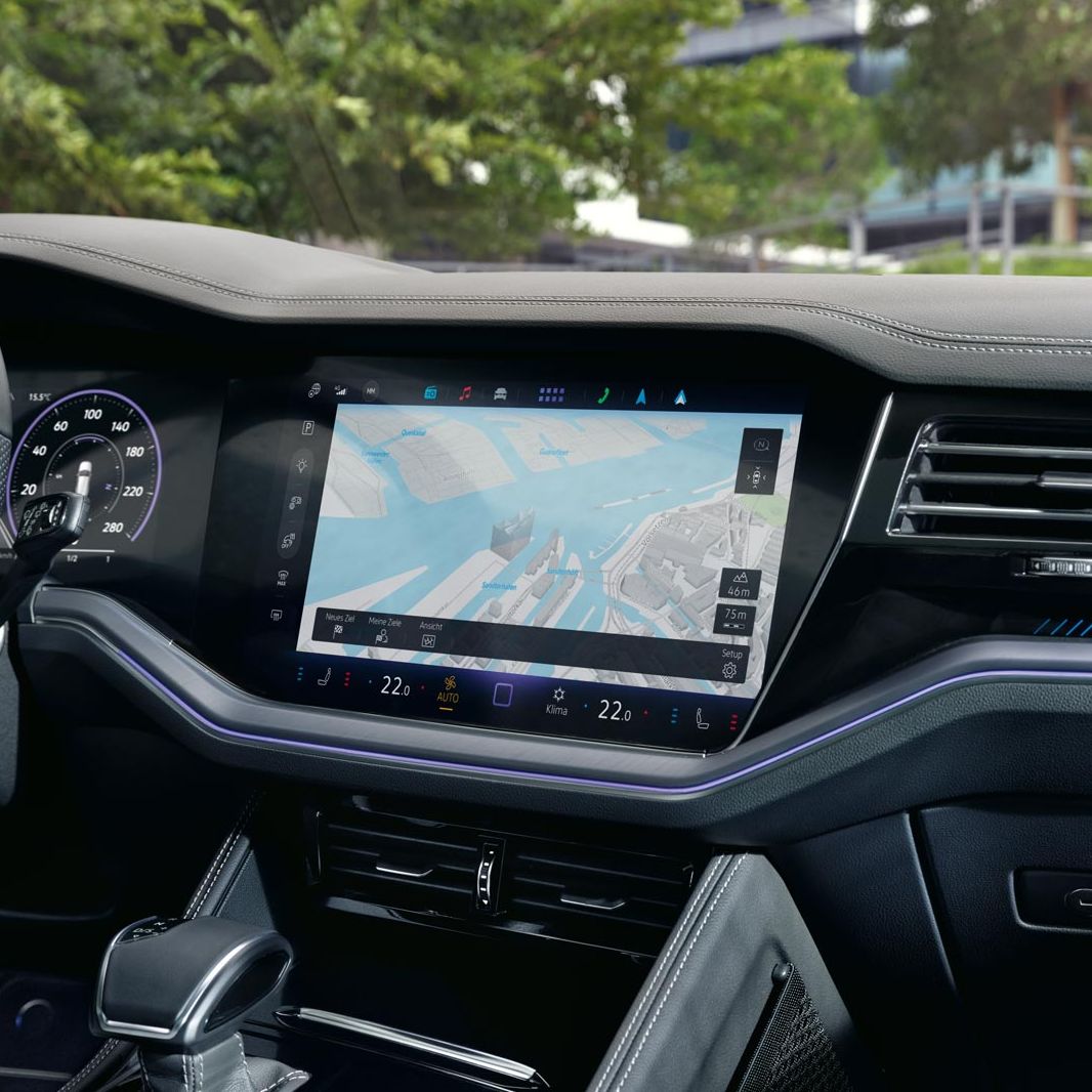 Blick auf das Navigationssystem des VW Touareg R-Line