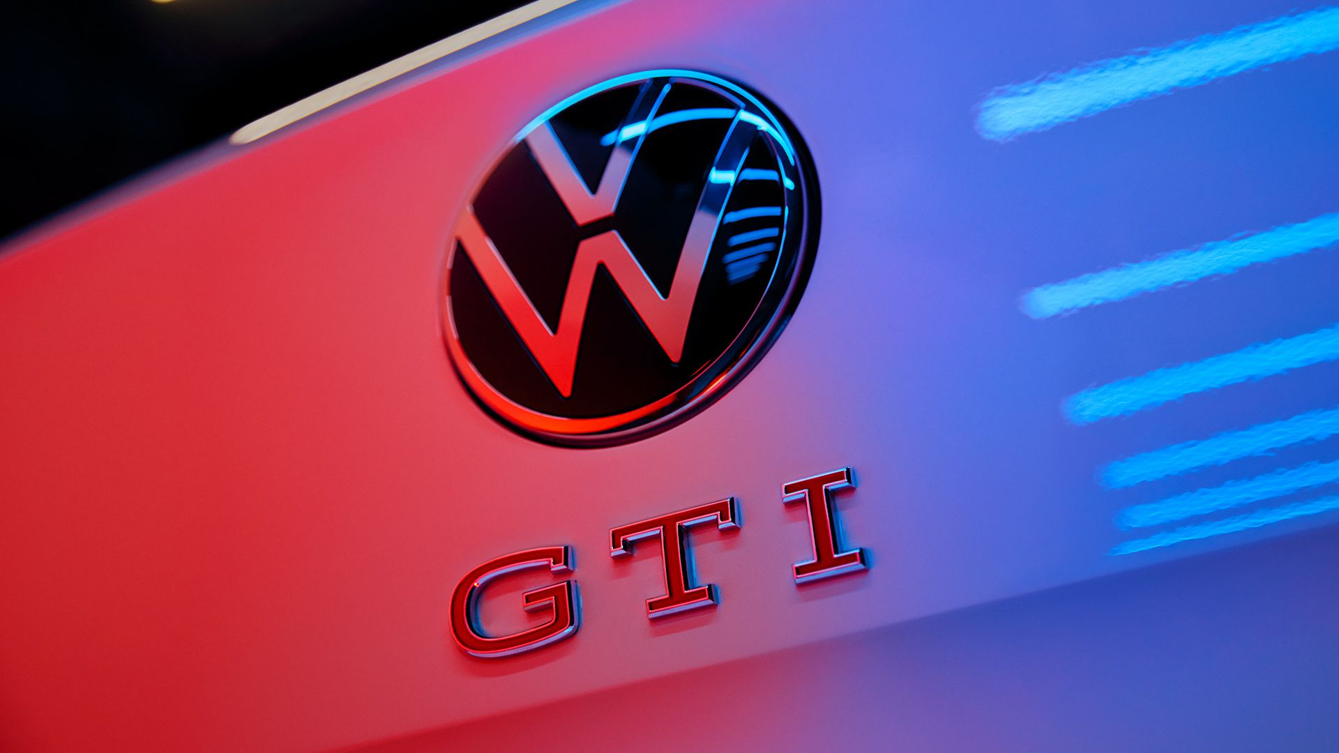 Detailaufnahme des VW-Logos und des GTI-Badge mit roten Buchstaben am Heck des Polo GTI.