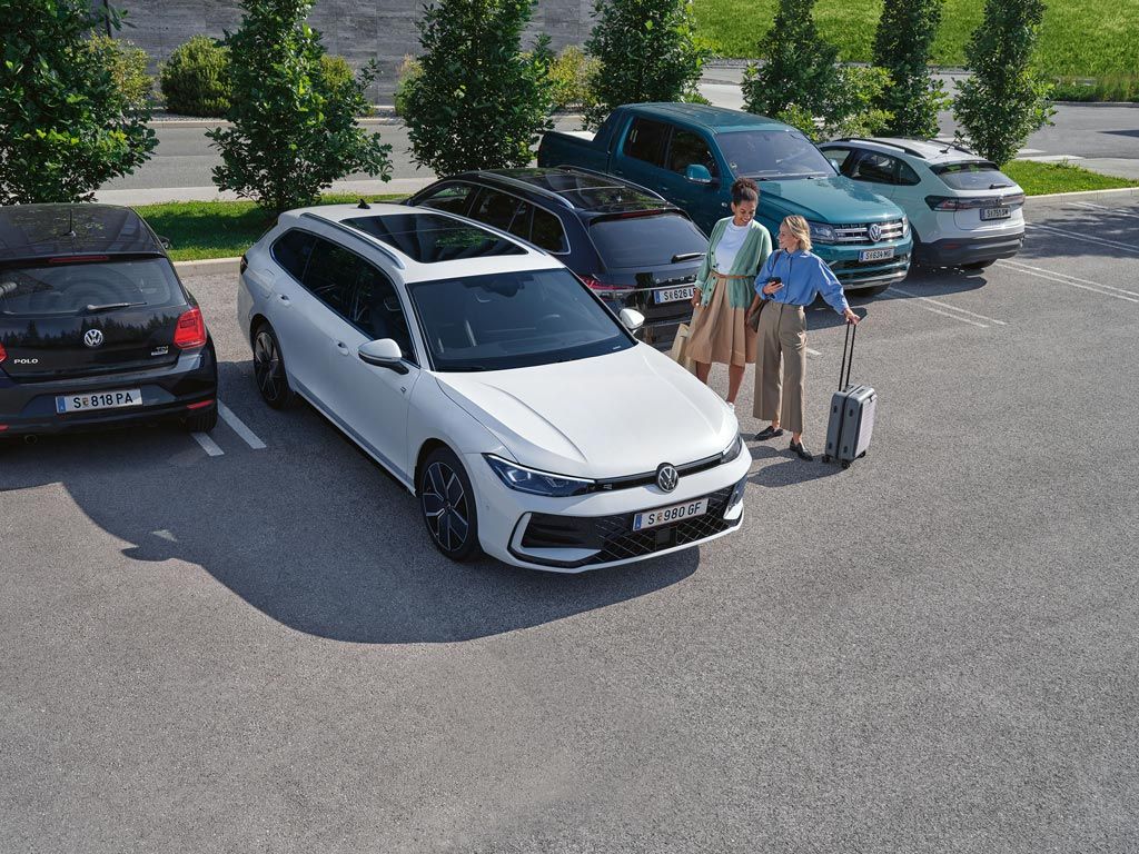 VW Passat Alltrack parchează în fața unei case unifamiliale