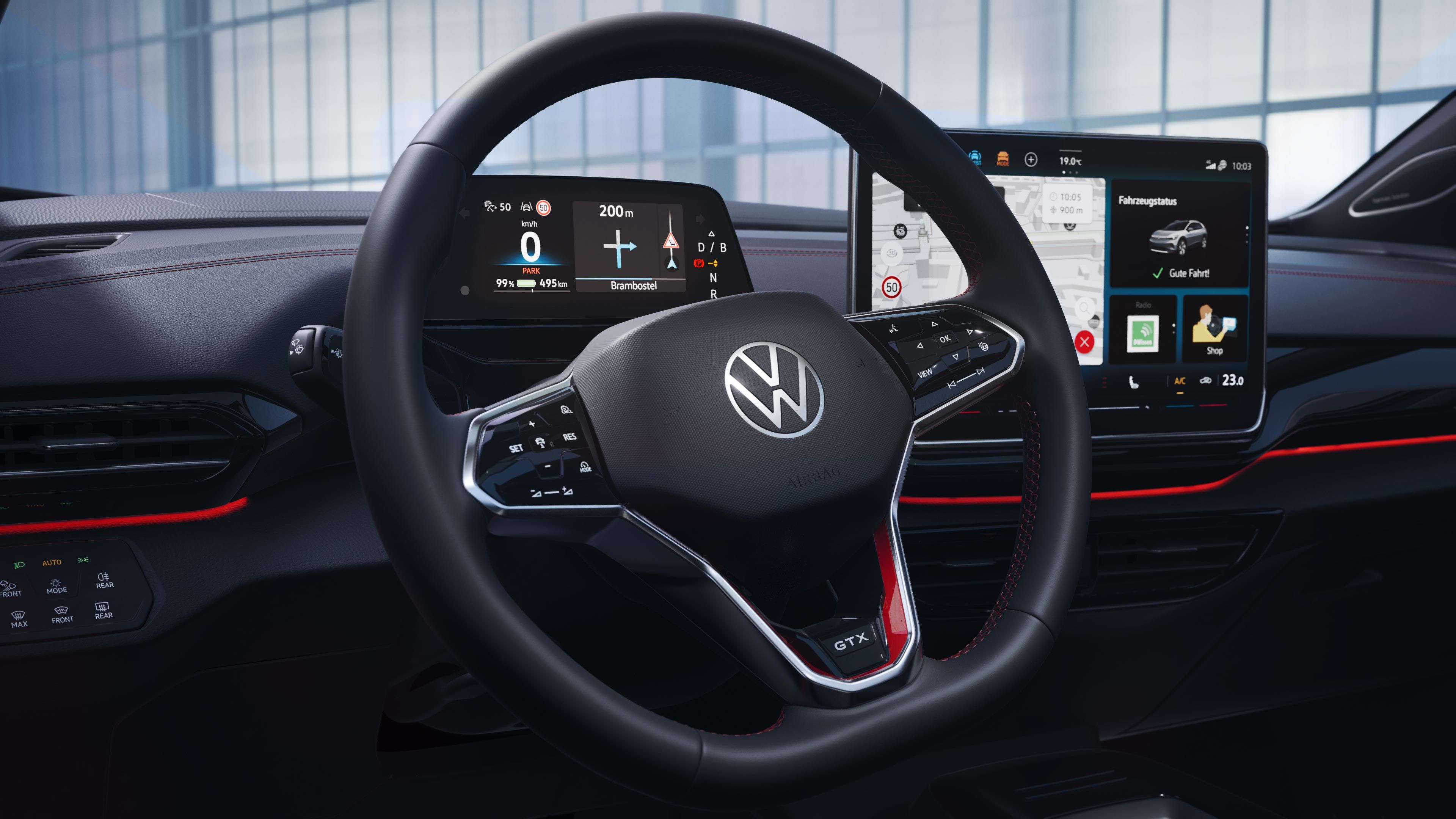 Interior VW ID.4 GTX. Vedere asupra volanului multifuncțional și sistemului Infotainment.