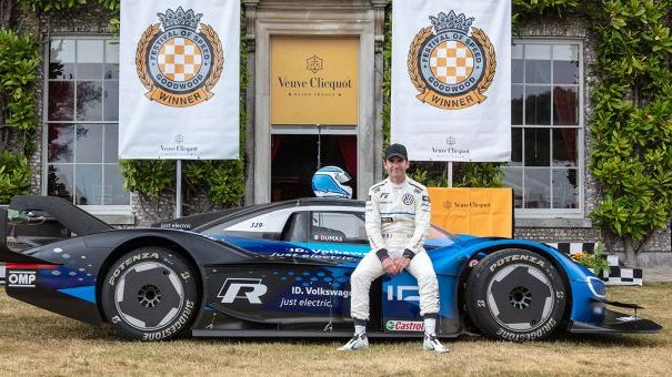 Pilotul de curse Romain Dumas cu modelul Volkswagen ID.R la Goodwood Festival of Speed 2019