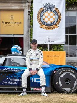 Pilotul de curse Romain Dumas cu modelul Volkswagen ID.R la Goodwood Festival of Speed 2019