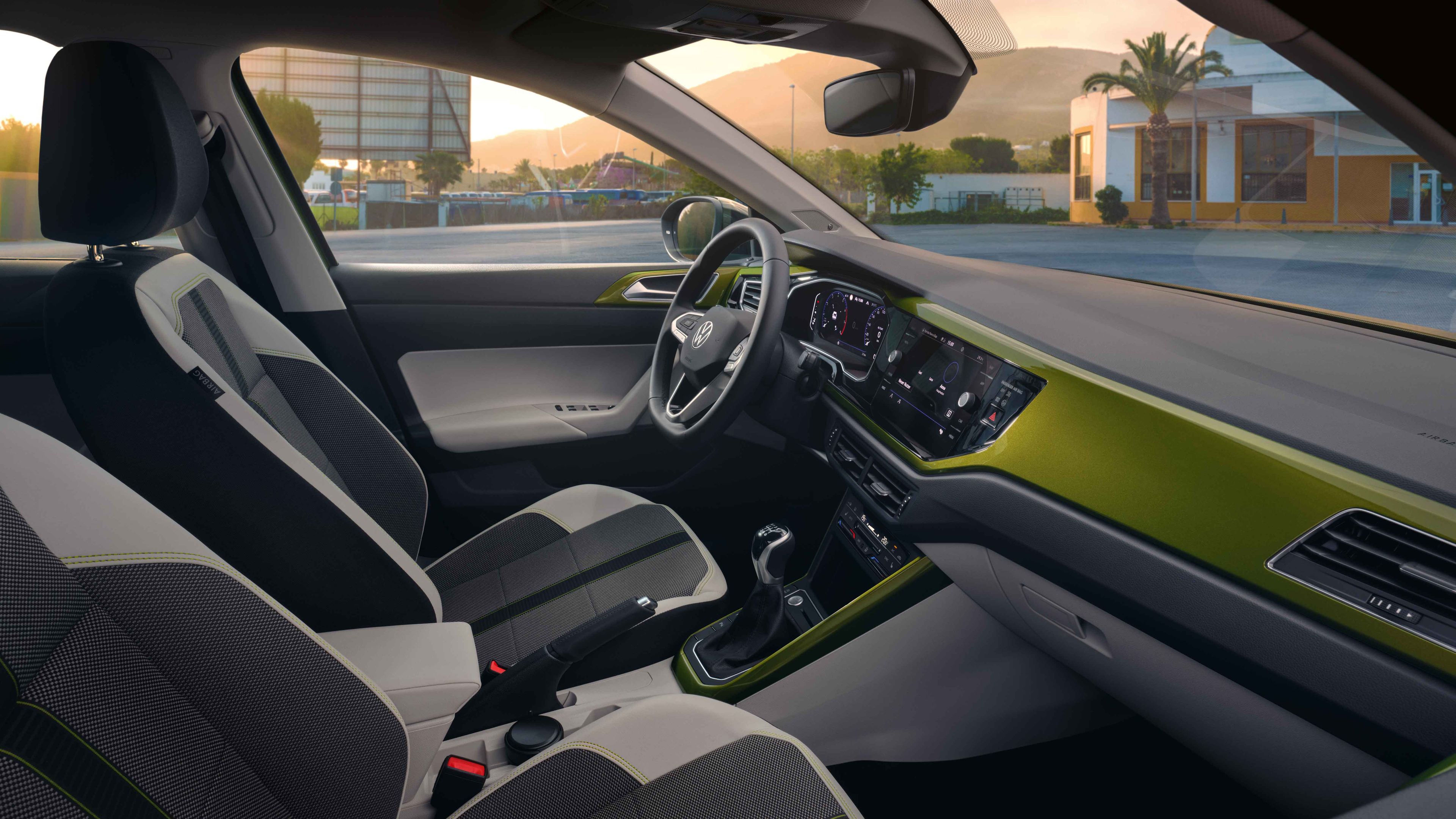 Interior VW Taigo: Vedere înspre cockpit cu pachetul de Design opțional „Visual Green”