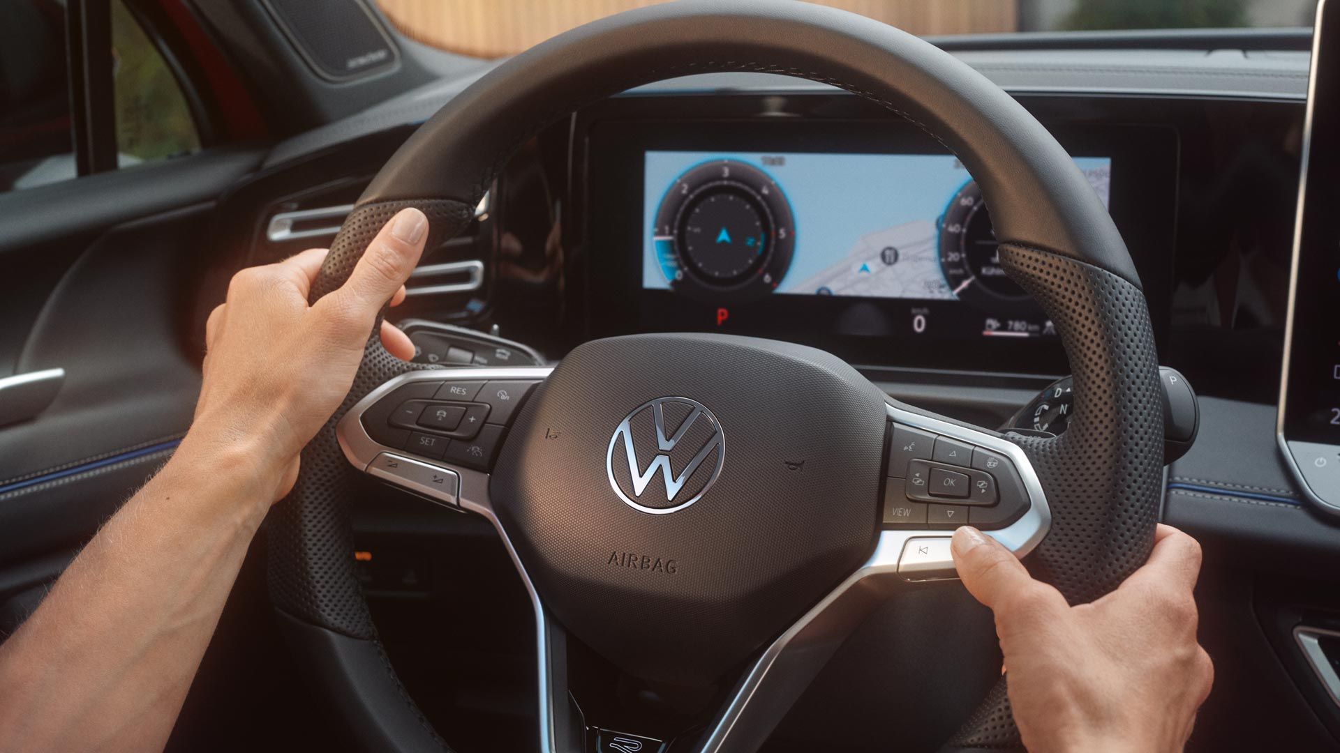 Vedere detaliată a volanului și Digital Cockpit Pro al noului Tiguan