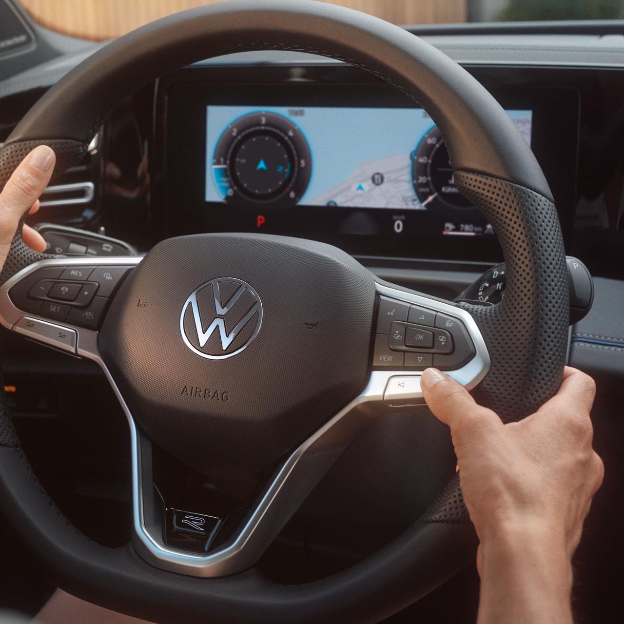 Vedere detaliată a volanului și Digital Cockpit Pro al noului Tiguan