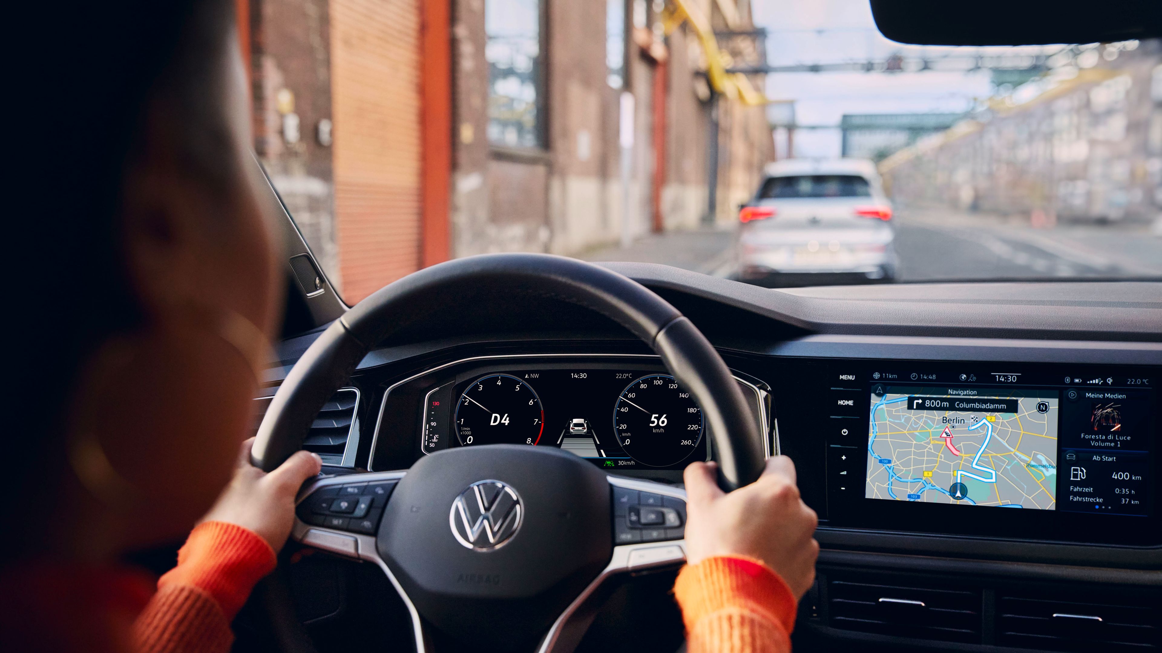 Im optionalen Digital Cockpit Pro des VW Polo  lässt sich die auf Wunsch über We Connect Plus nutzbare Navigation in nahezu Echtzeit abbilden. 