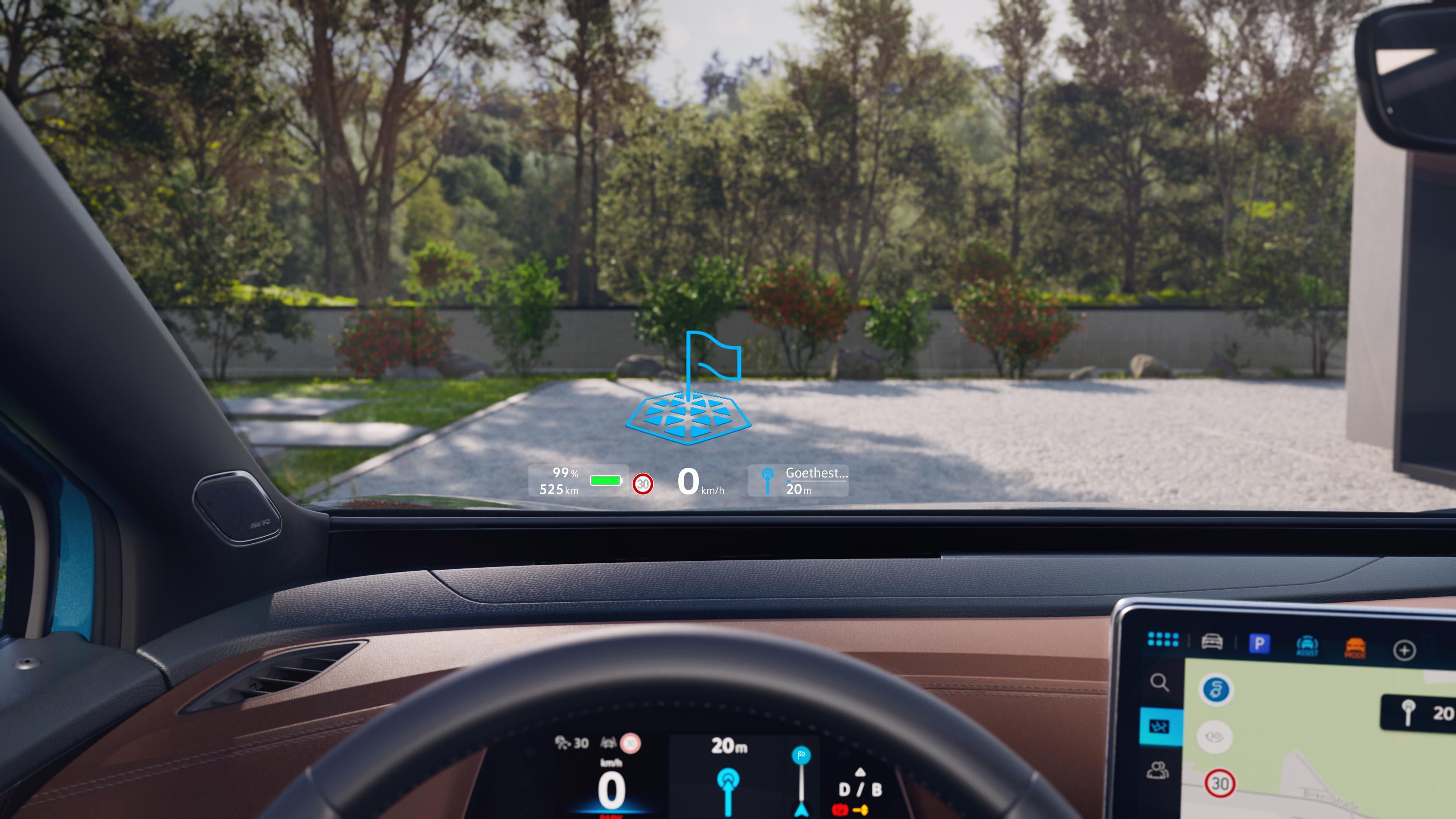 Vedere detaliată a Head-up-Display-ului cu realitate augmentată pe parbrizul modelului VW ID.4, aflat pe o alee. În marginea de jos a imaginii se vede Cockpit-ul digital prin volan.