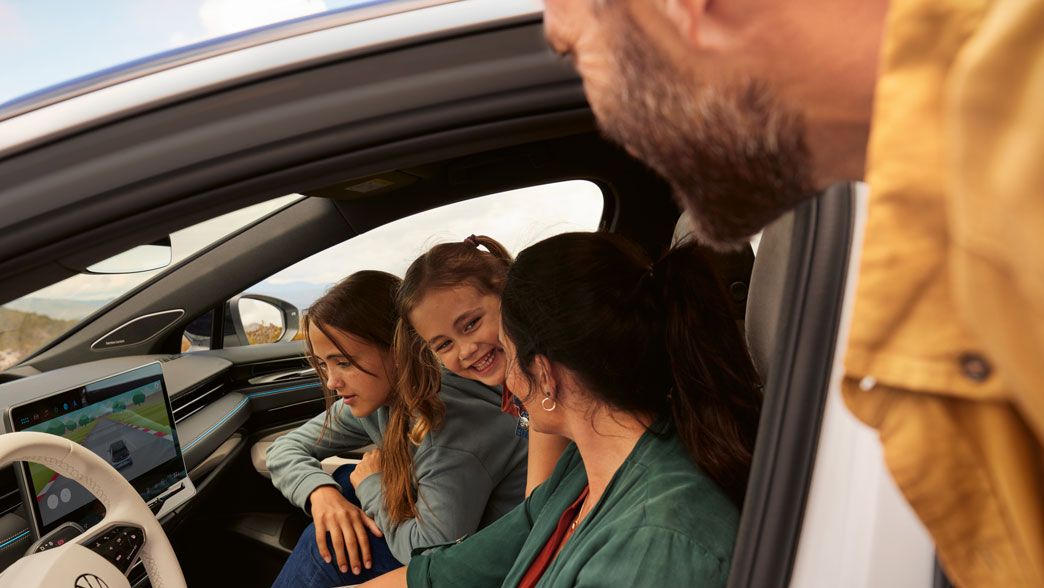 Eine Familie testet die Spiele in der In-Car App eines VW ID.7