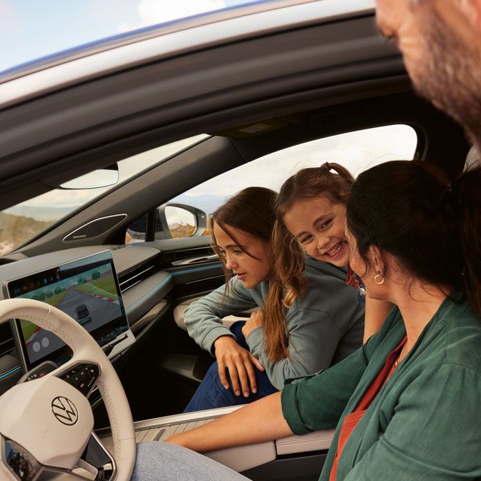 Eine Familie testet die Spiele in der In-Car App eines VW ID.7